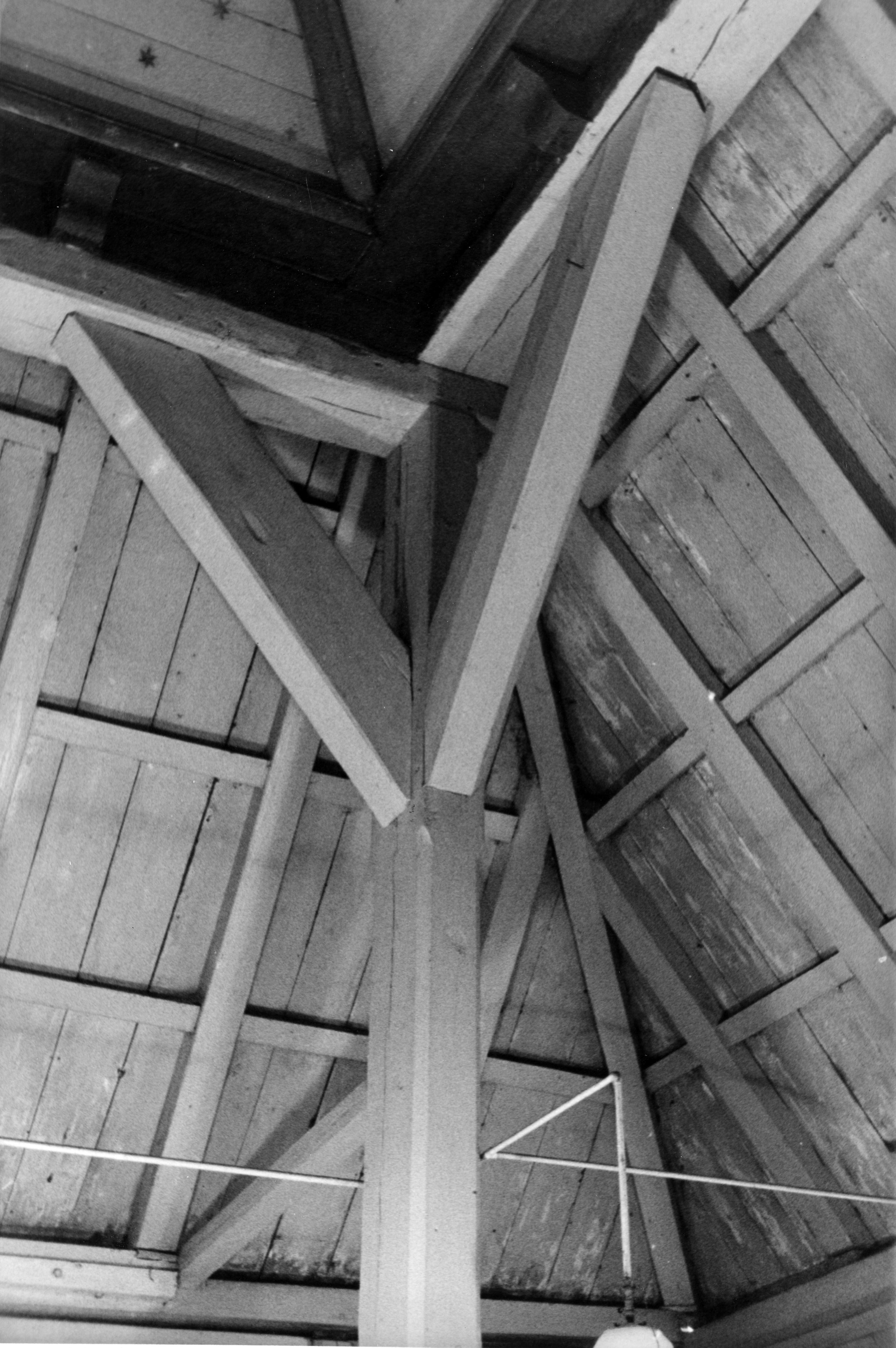 Kapconstructie van de Nederlandse Hervormde kerk, Volendam, 1943 (zwart-wit foto)